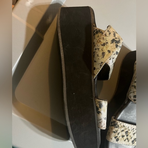 Wild pair printed platforms size 6.5 - Picture 2 of 4